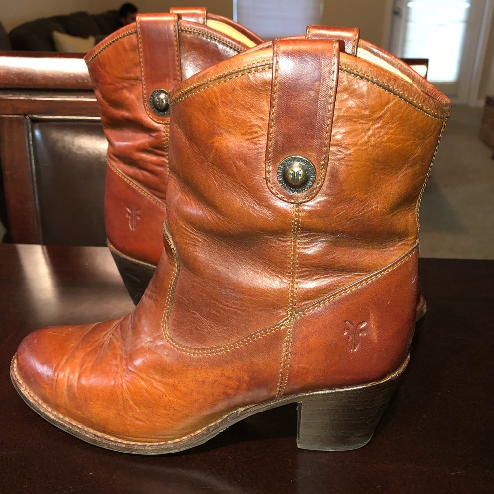FRYE BOOTIES!!